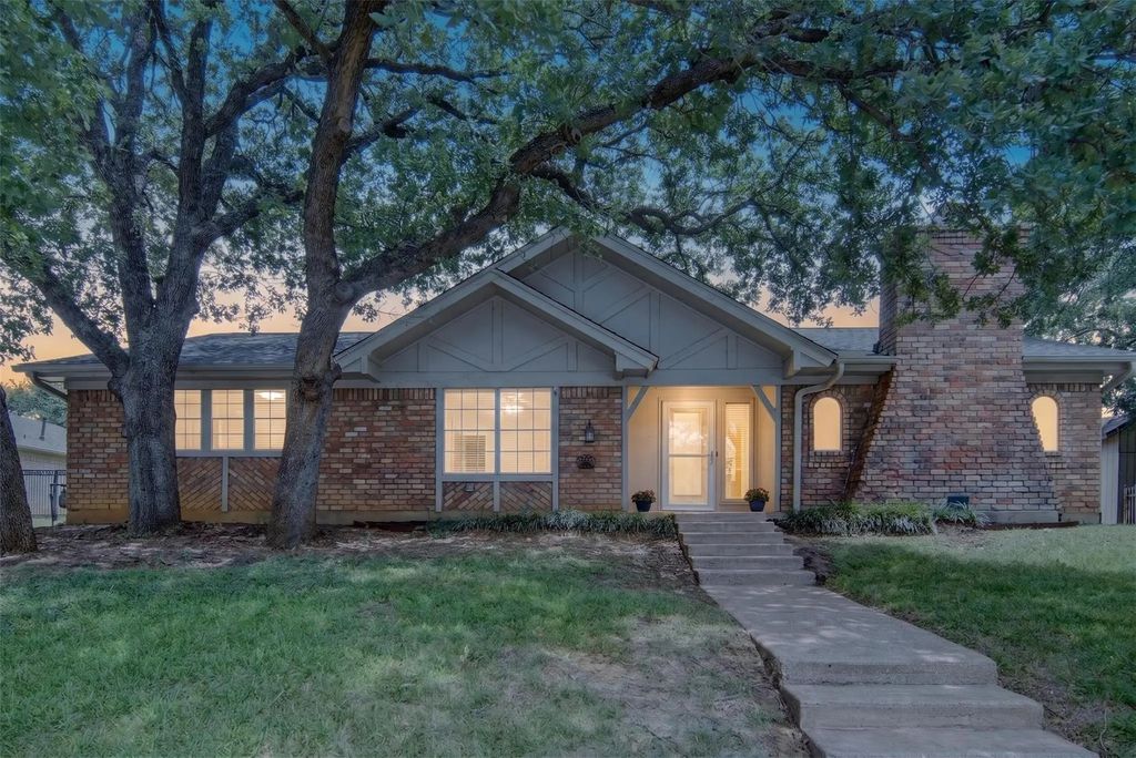 2208 Cambridge Drive, Hurst