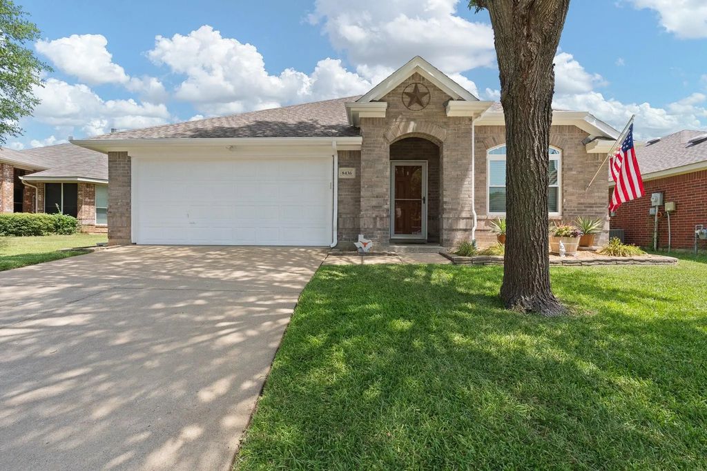 8436 Hawks Nest Drive, Fort Worth