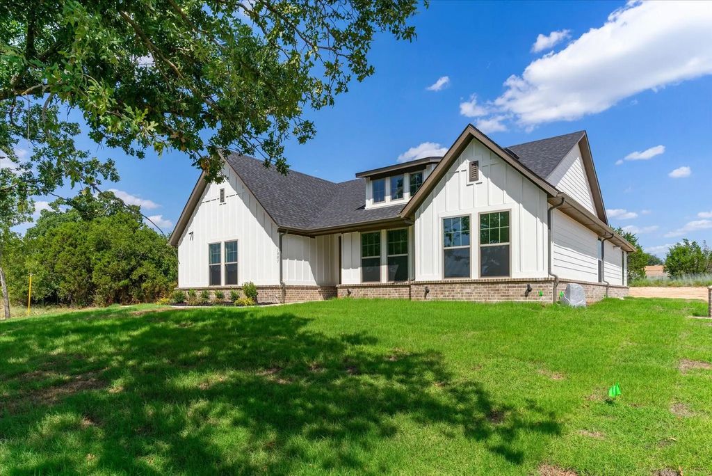 1001 Leo Lane, Poolville