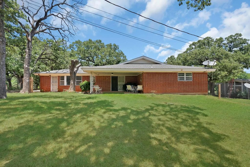 305 W Bethesda Road, Burleson