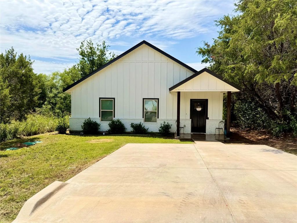 819 Arkansas River Drive, Granbury