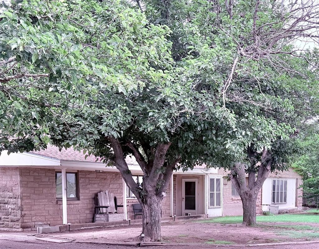 1809 Crowell Highway, Quanah