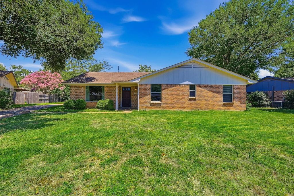 2506 Glen Court, Irving