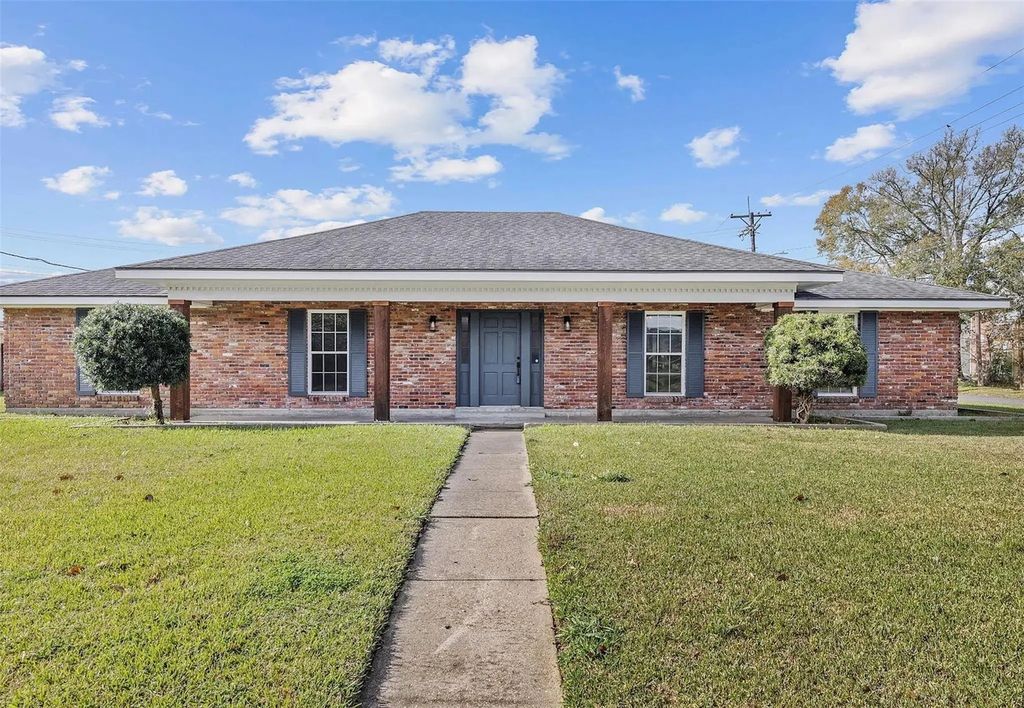 300 Robert Lee Circle, Lafayette