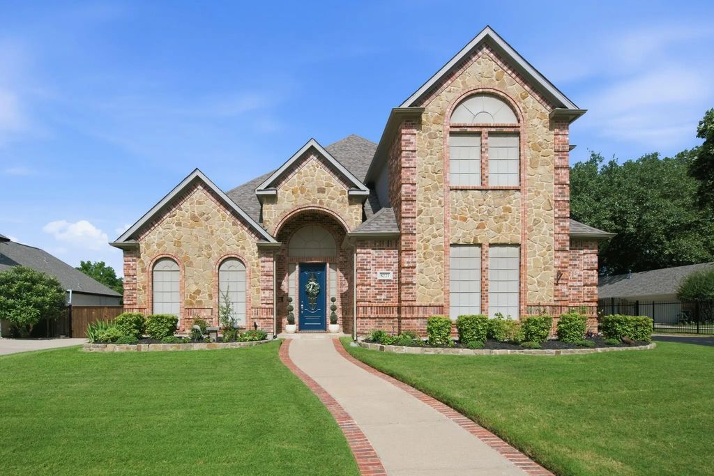8221 Thornhill Drive, North Richland Hills