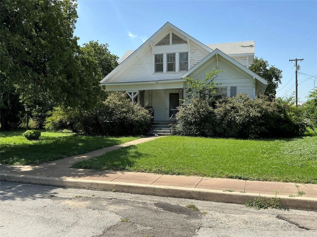 300 E Grand Avenue, Comanche
