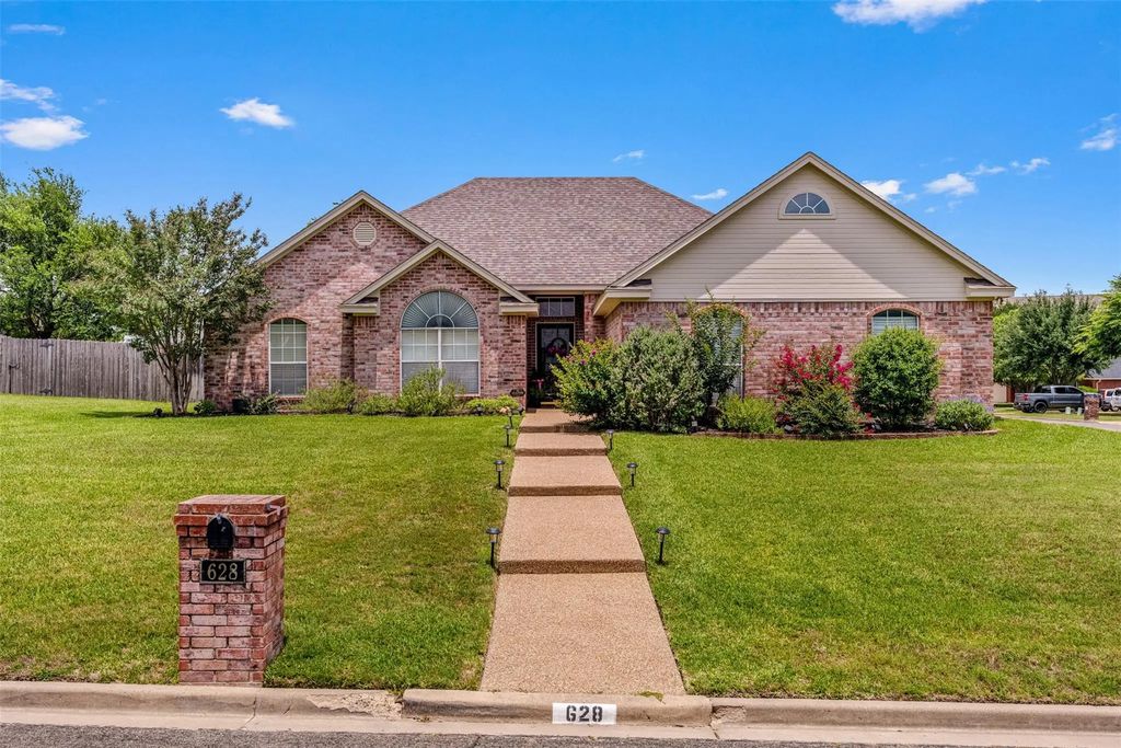628 Willow Creek Drive, Hewitt