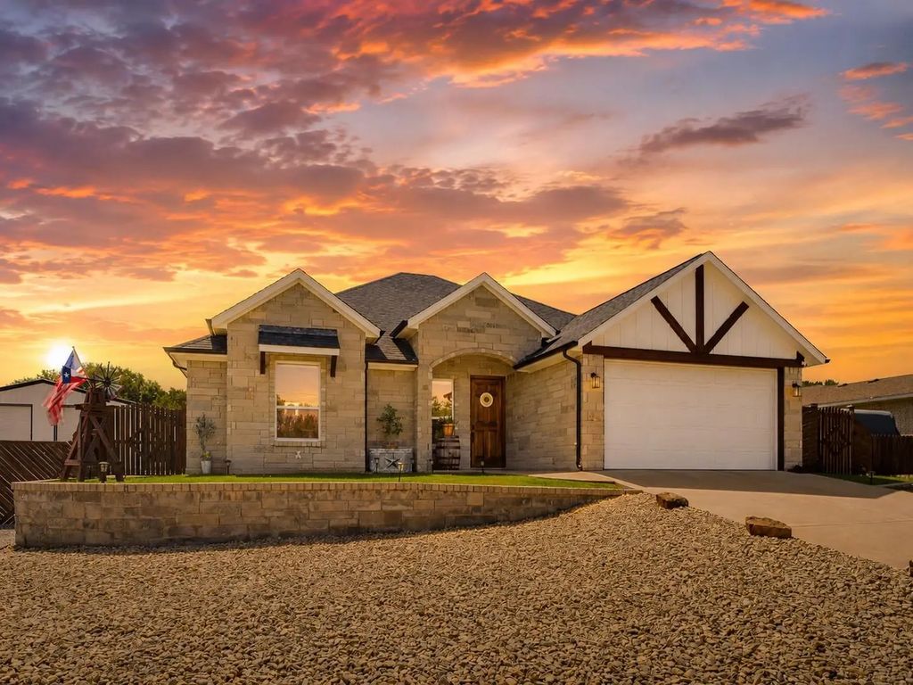 2807 Sky Harbour Drive, Granbury