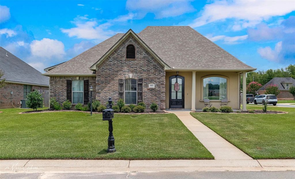 815 Eagles Nest, Haughton