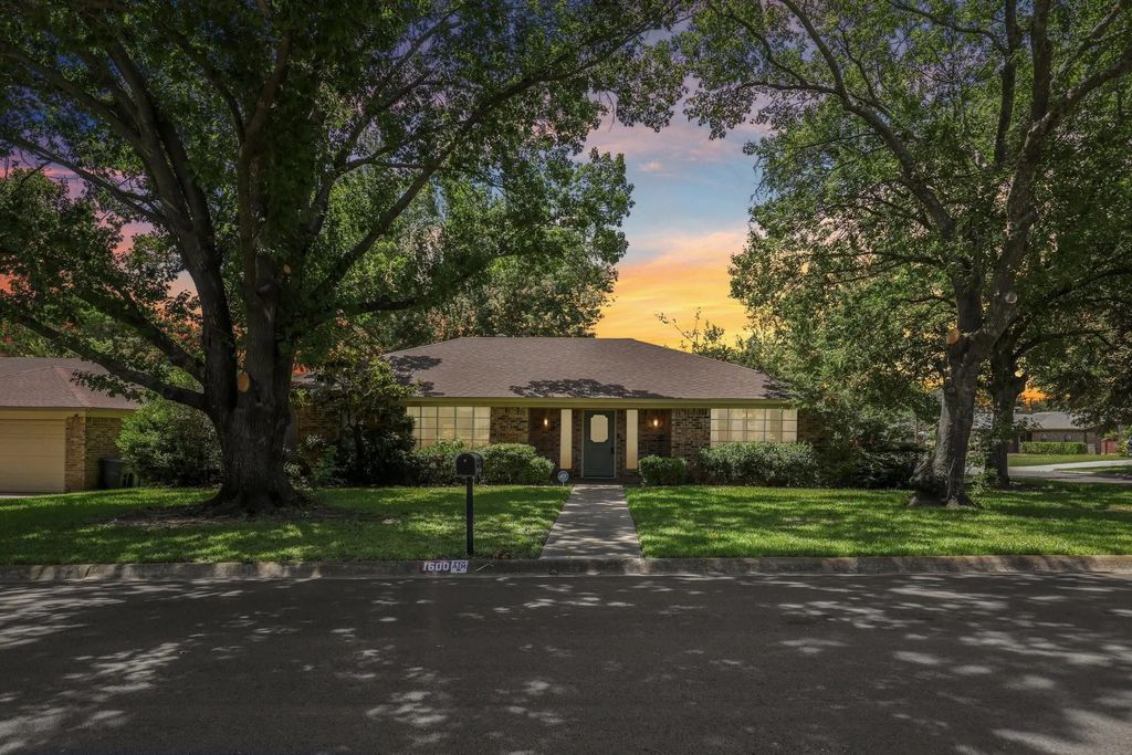 1600 S Timber Court, Benbrook