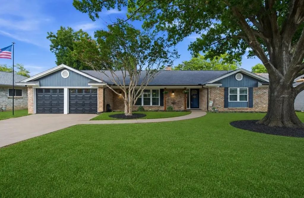 2116 Stonegate Drive N, Bedford