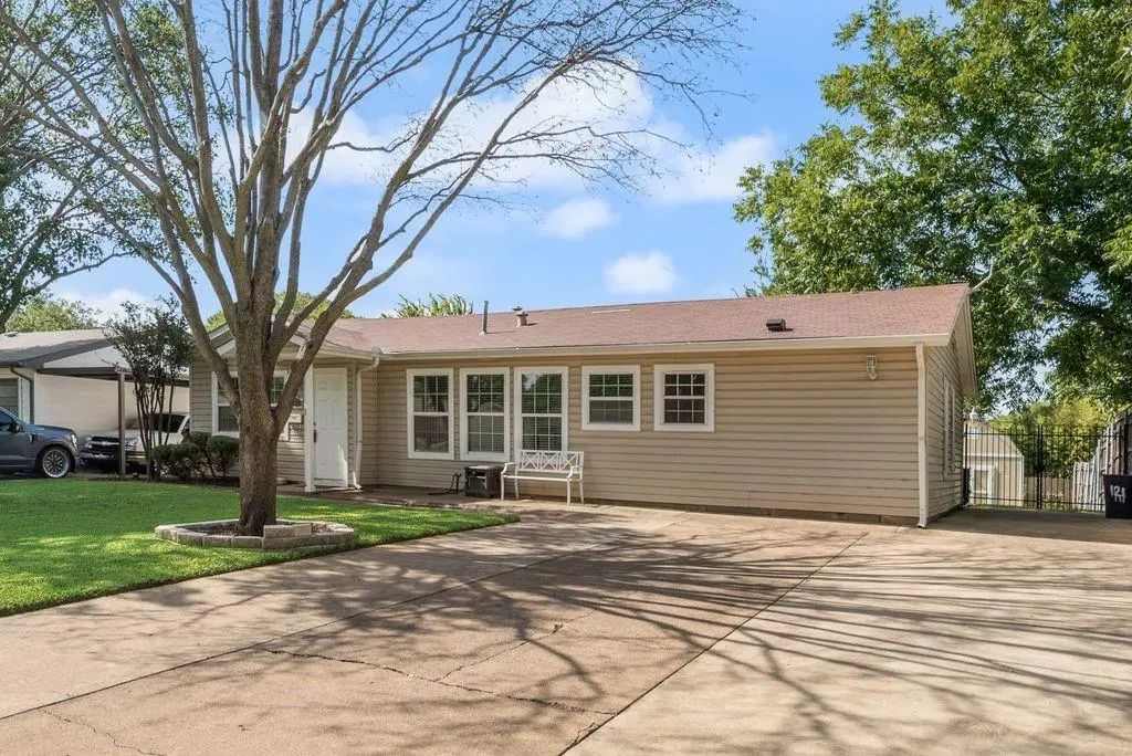 121 Dallas Drive, Euless