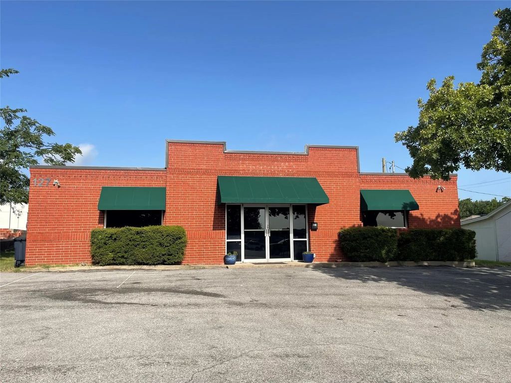 127 N Waco Street, Weatherford