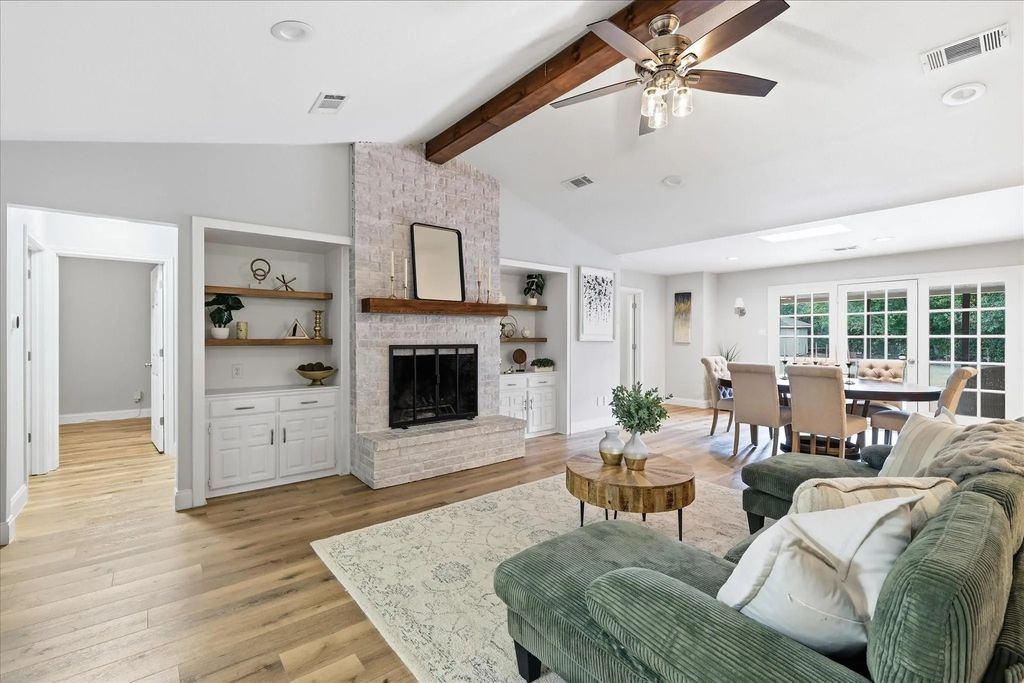 205 N Forest Lane, Double Oak