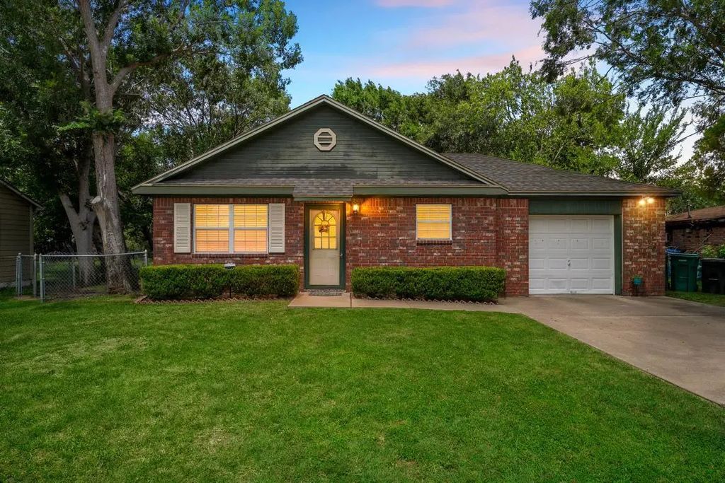 104 S Walnut Street, Lacy Lakeview