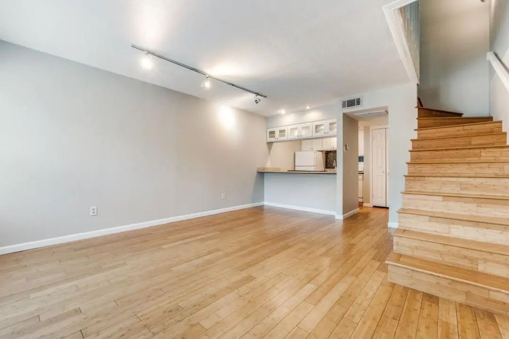 3827 Gilbert Avenue 209, Dallas