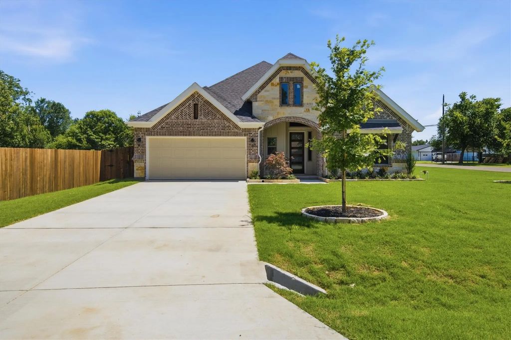 1202 Azalea Lane, Waxahachie