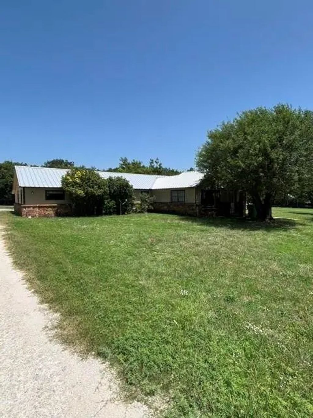 1308 N Mesquite Street N, Goldthwaite