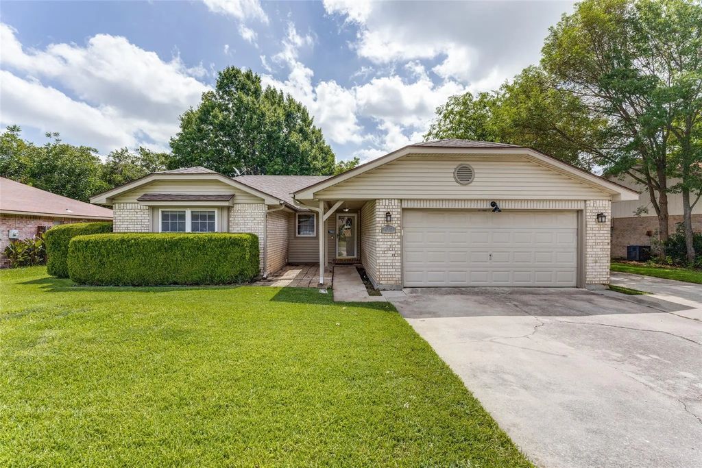 413 Goldfinch Drive, Fort Worth