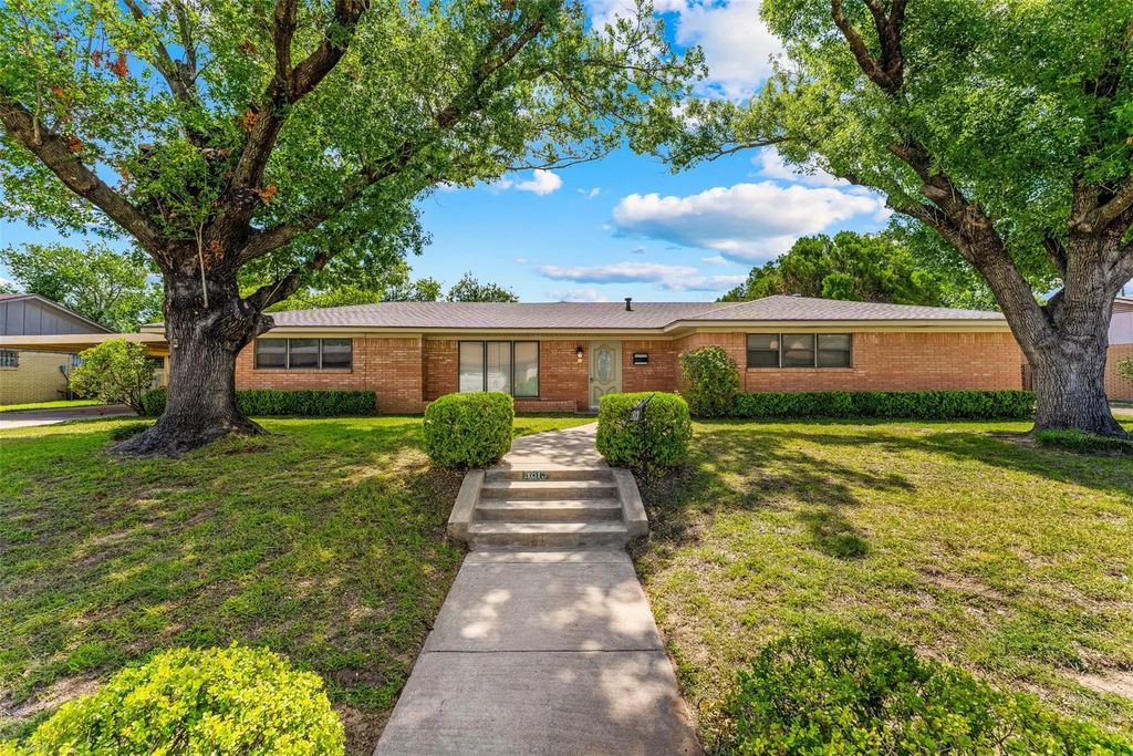 1813 King Cole Drive, Waco