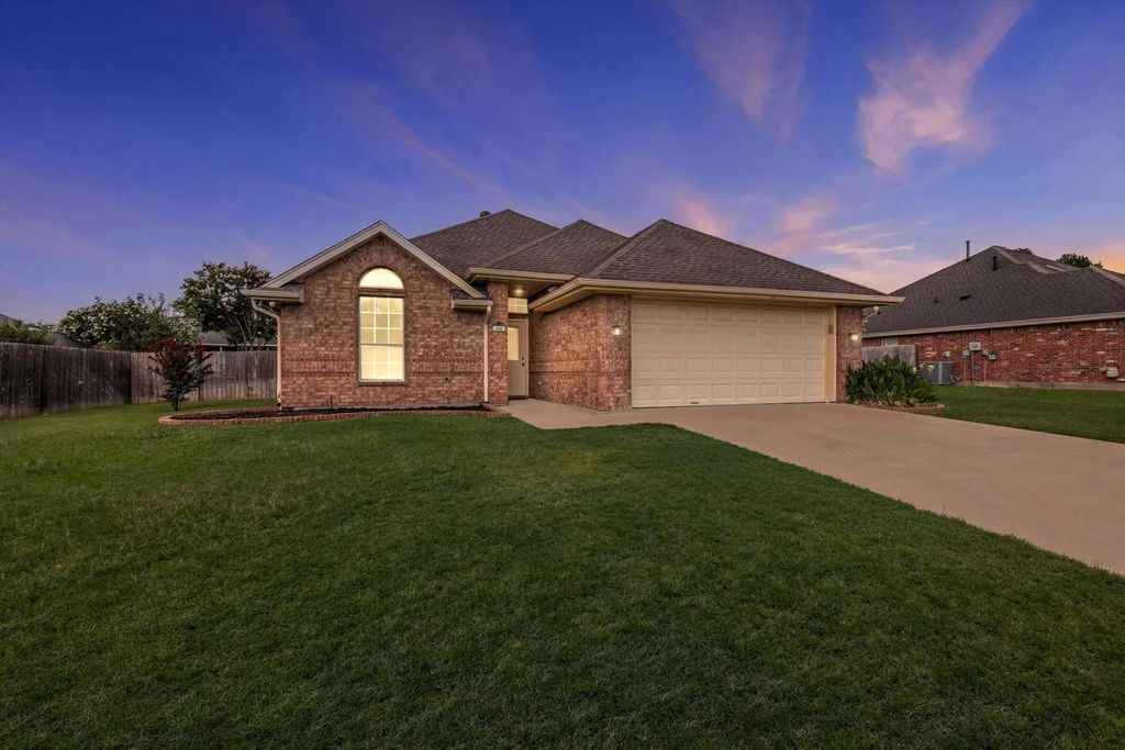 206 Mourning Dove Lane, Krum