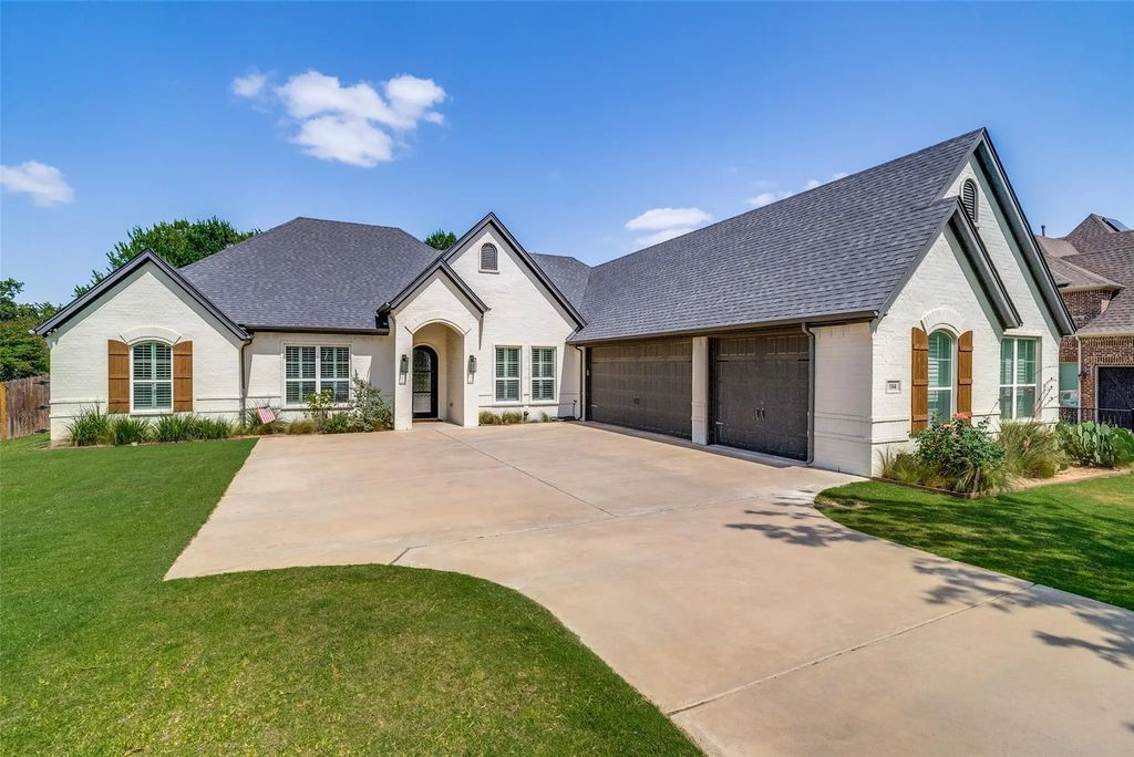 104 Falcon Crest Drive, Kennedale