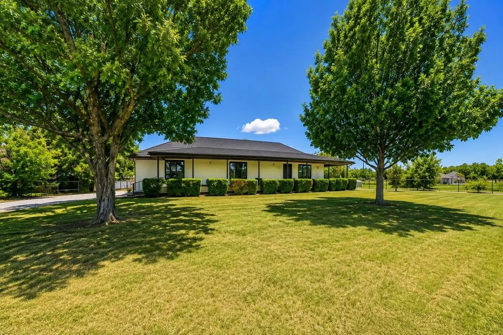 2913 County Road 920, Crowley