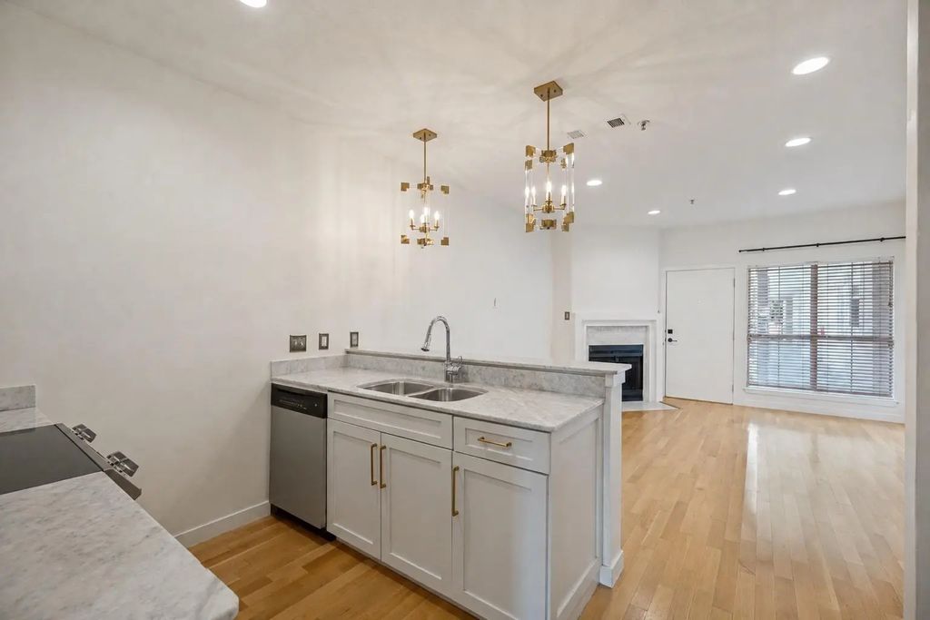 4111 Cole Avenue 32, Dallas