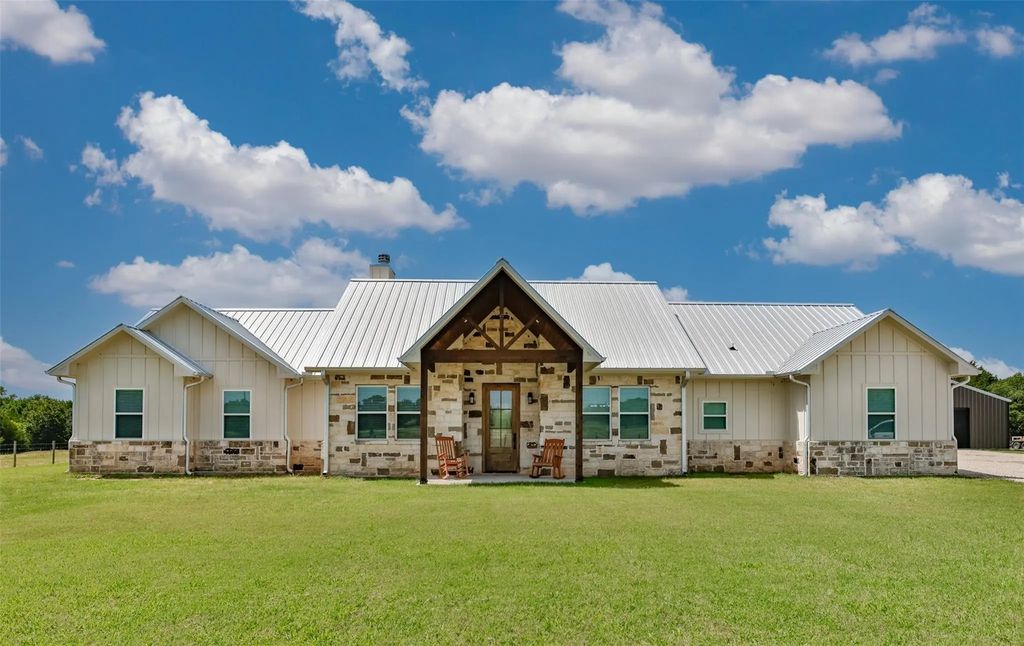 405 County Road 156, Whitesboro