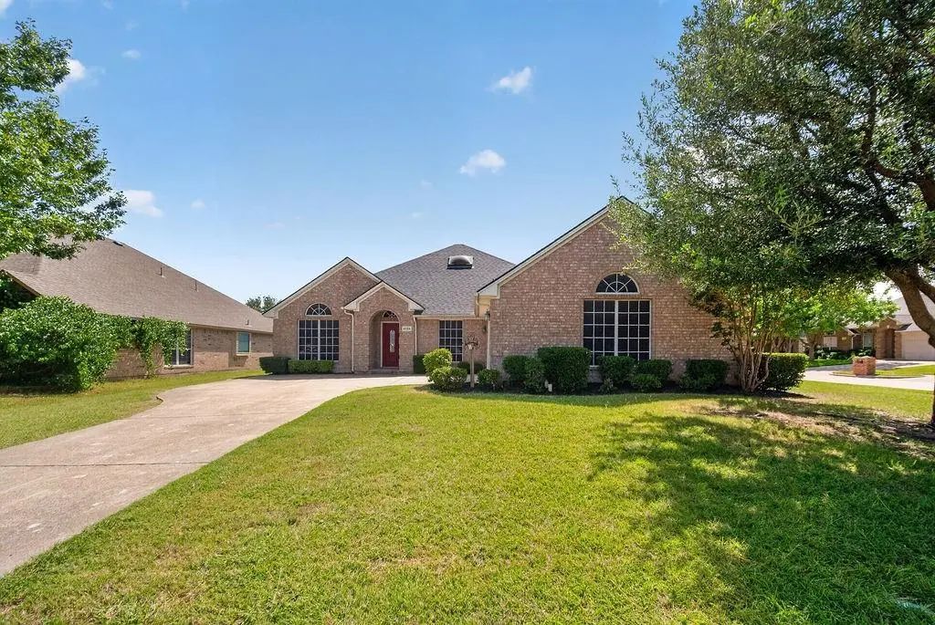 2723 Lake Way Drive, Grand Prairie