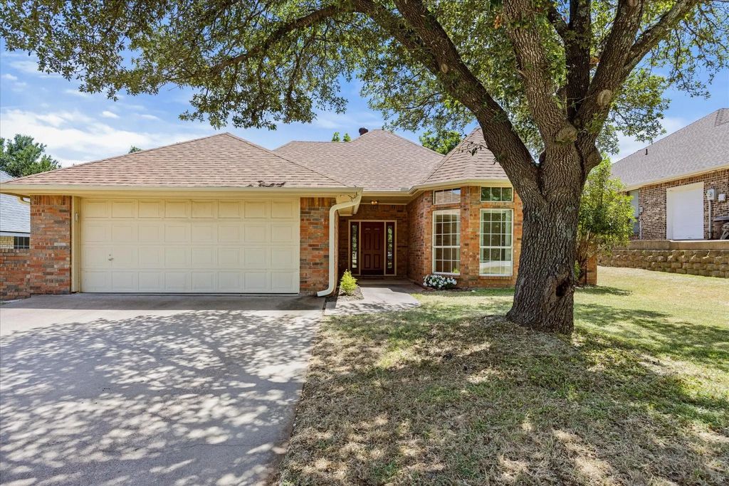 8724 Bellechase Road, Granbury
