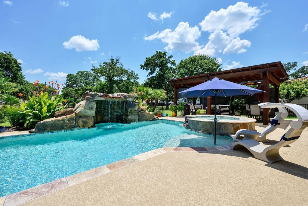 1104 Catalina Bay Boulevard, Granbury