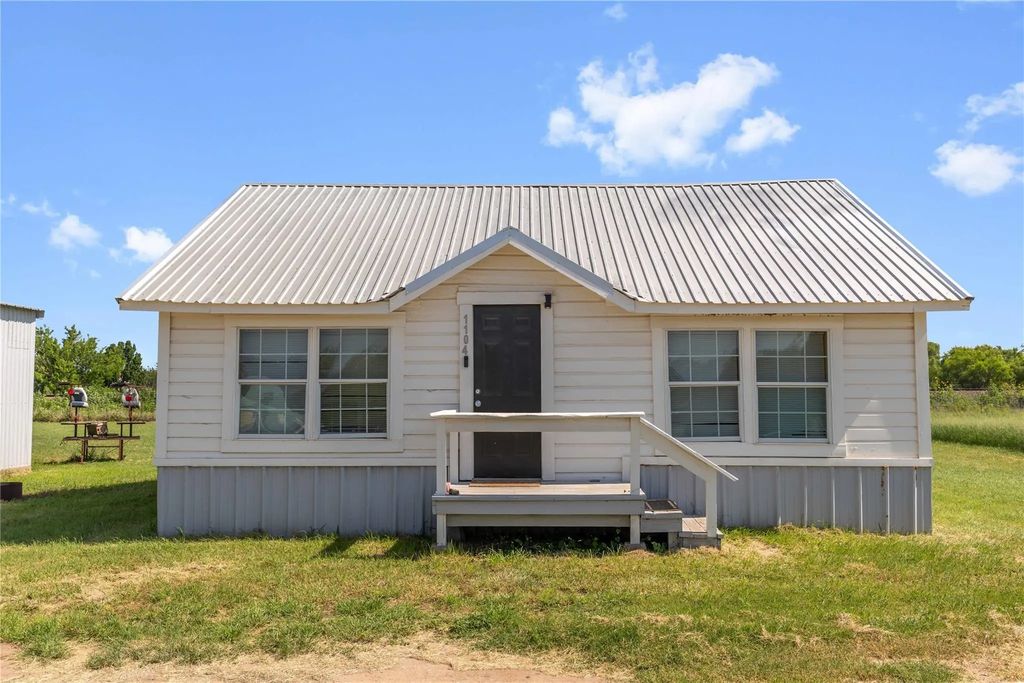 1104 Gantt Street, Bangs