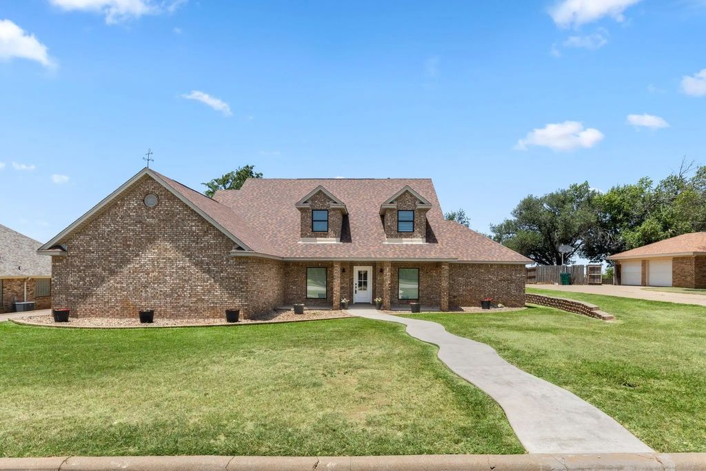 1111 S Ash, Archer City