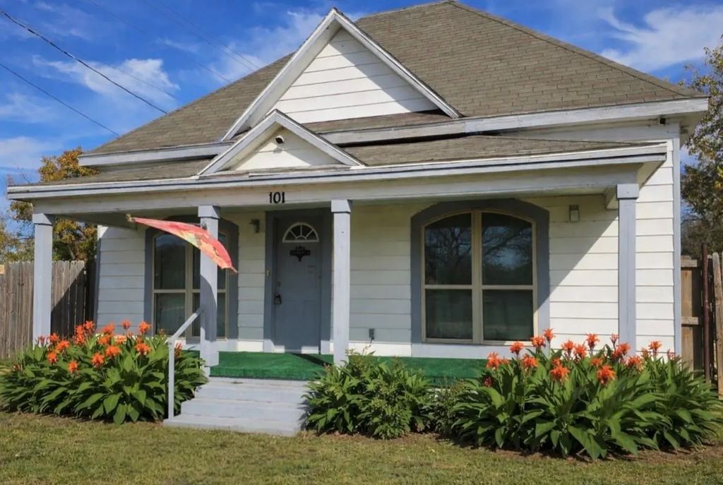 101 S Walnut Avenue, Petrolia