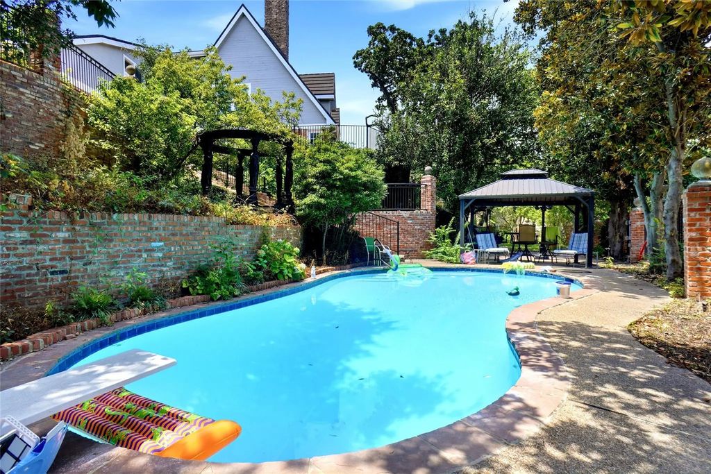 2011 Ridgemont Court, Arlington