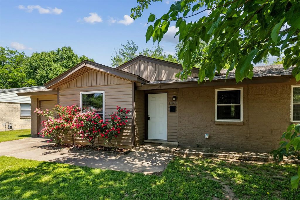 1202 Johns Drive, Euless