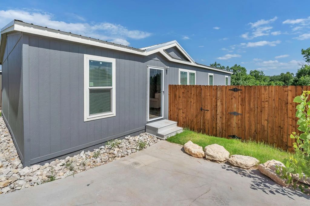 817 Thicket Trail, Granbury