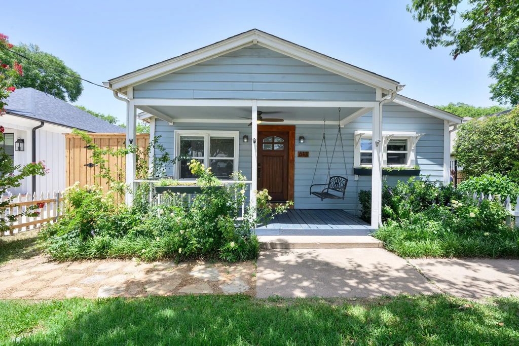 613 E Worth Street, Grapevine