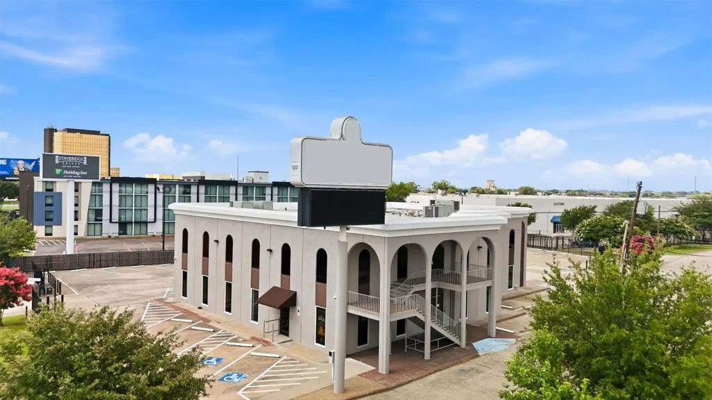 8855 N Stemmons Freeway, Dallas