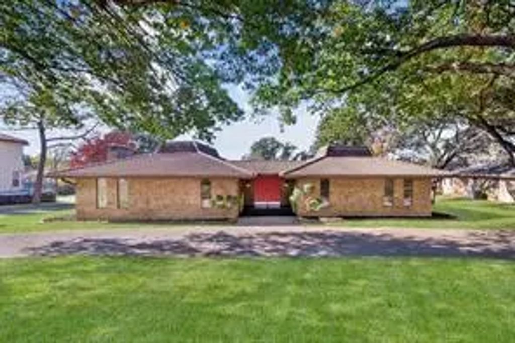 1921 Briarwood Drive, Grand Prairie