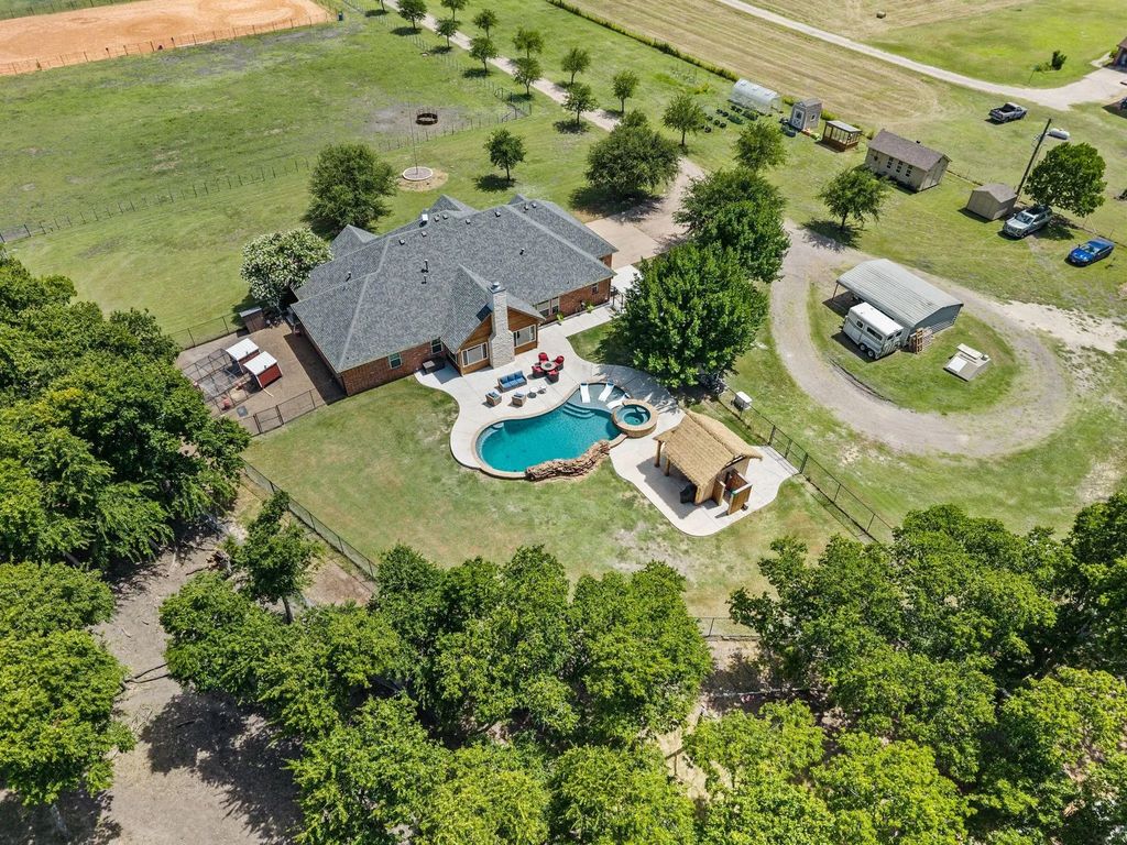 1216 West Road, Waxahachie