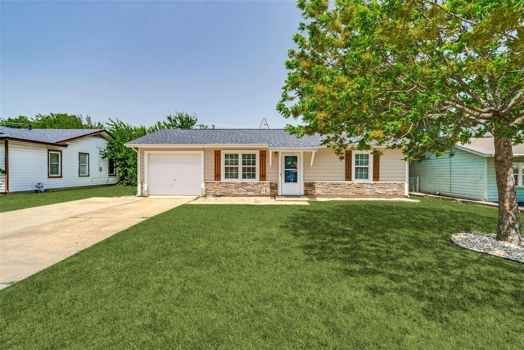 346 Lorna Street, Burleson