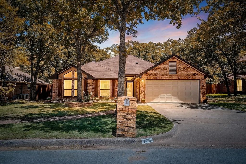 736 High Crest Drive, Azle
