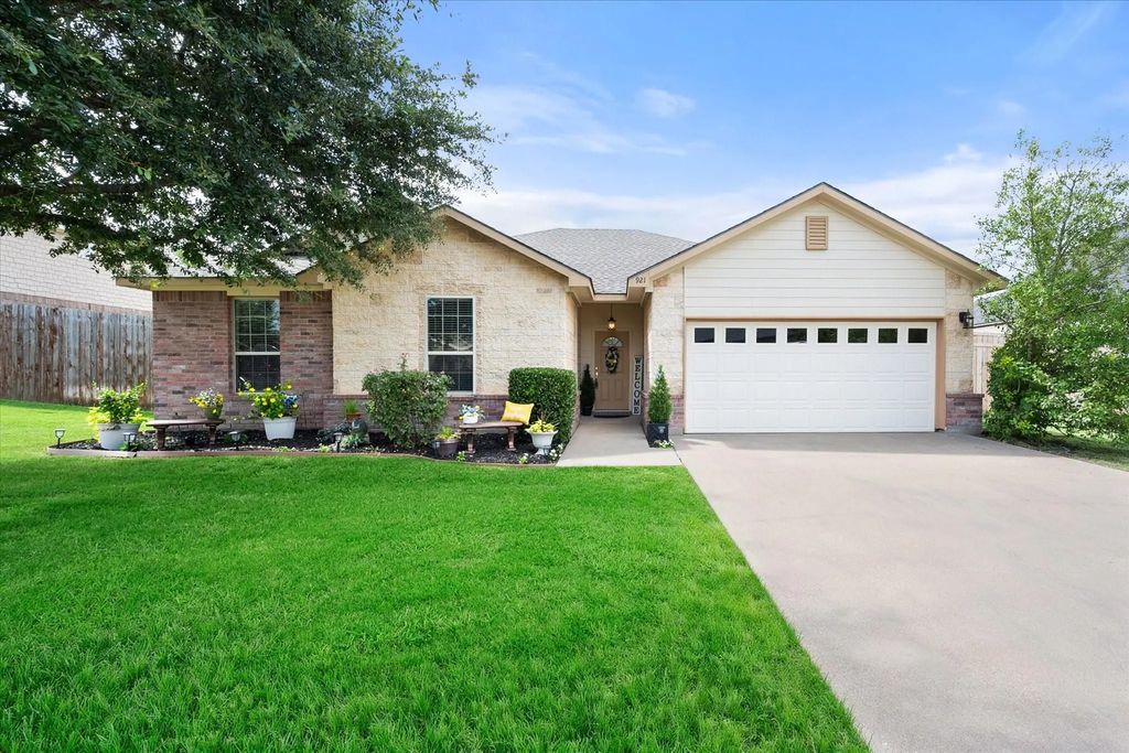 921 Winged Foot, Corsicana