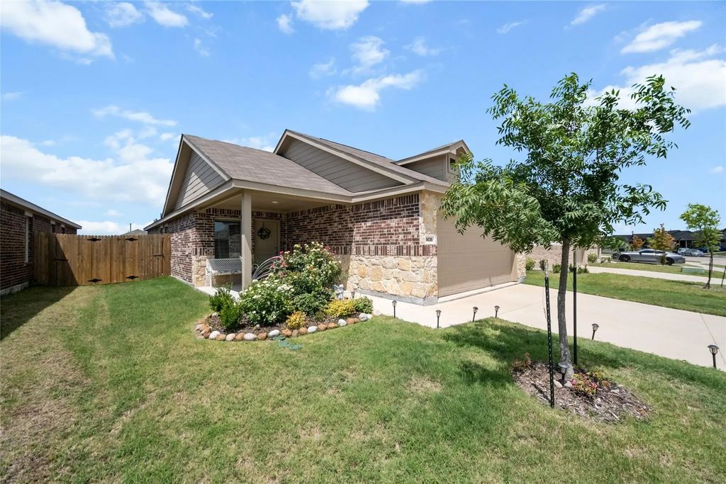 1438 Dovekie Drive, Forney