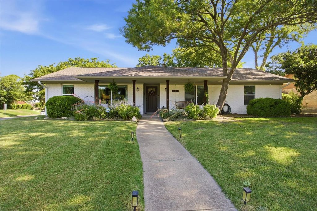 6136 Wrigley Way, Fort Worth