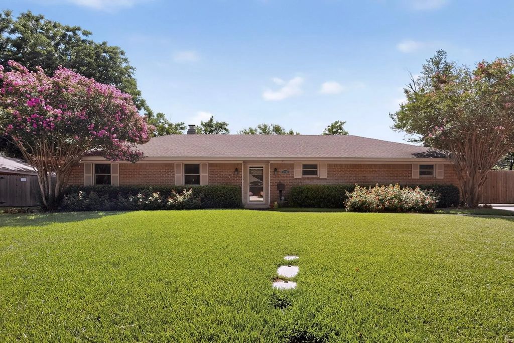 1702 Surrey Circle, Grand Prairie