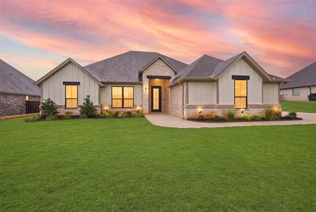 2714 Village Road, Granbury