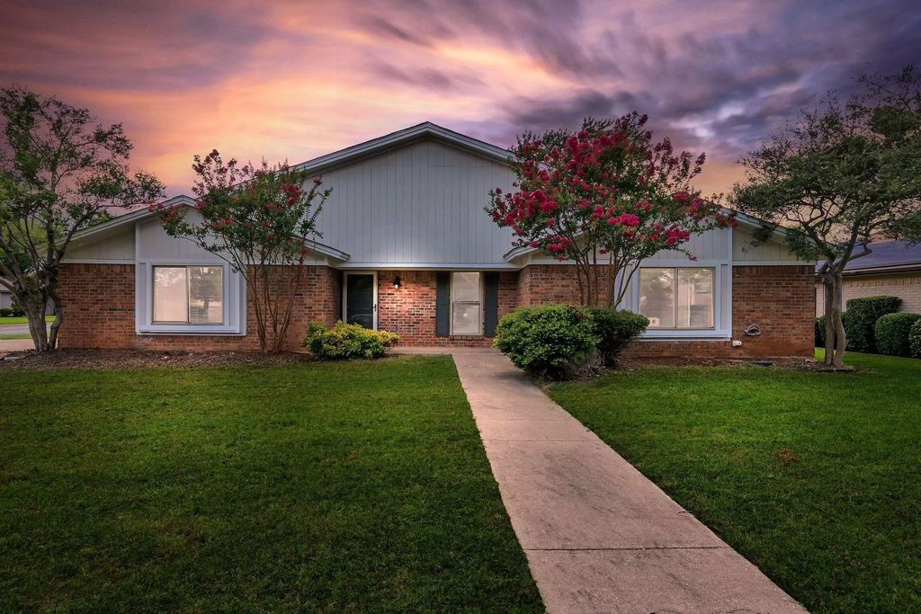 5501 Wood View Street, North Richland Hills